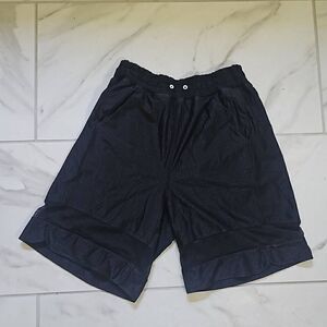 Lululemon Black Size 4 Mesh Insert Shorts 7"